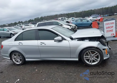 2013 Mercedes-Benz C 250 Sport z USA, uszkodzony, nr VIN WDDGF4HB5DR296358